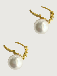 bianca pearl huggie hoop earrings