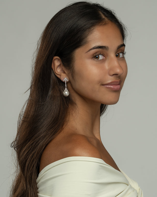 Side view of the Perlina pearl earrings on the ear, showing the 4 cm drop length